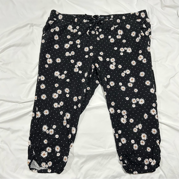 Torrid Black Dot & Daisy Challis Capri Jogger - Picture 6 of 6